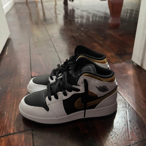 I’m selling these Jordan 1 shoes. - Picture 2 of 2